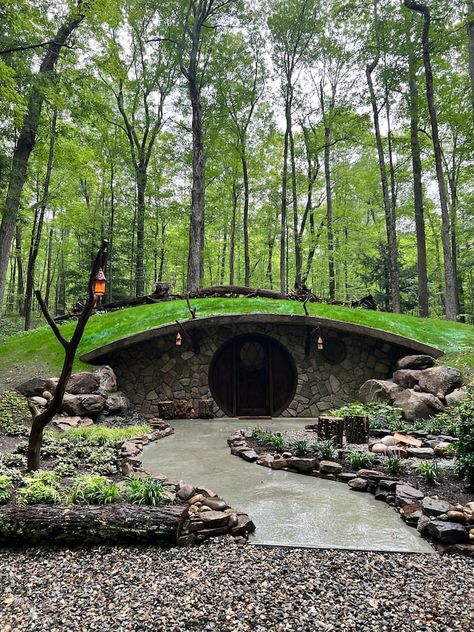 Case Sotterranee, The Hobbit House, Earthen Home, Como Plantar Pitaya, Underground Living, Earth Sheltered Homes, Casa Hobbit, Underground Shelter, Sheltered Housing