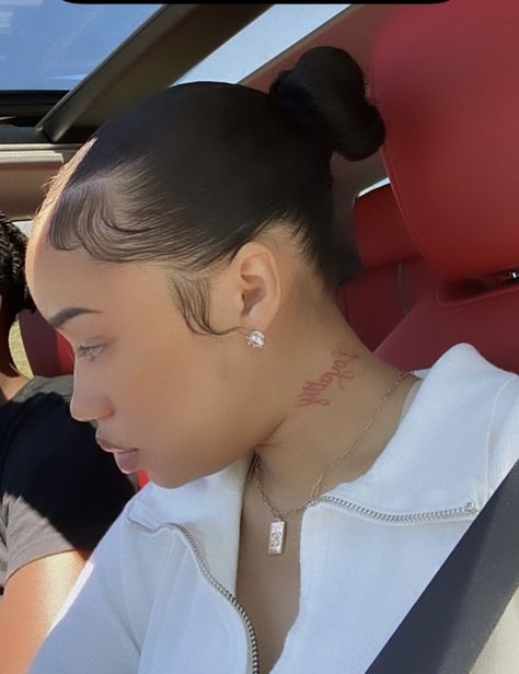 Loyalty Neck Tattoos Women, Cursive Name Tattoo On Neck, Loyalty Neck Tattoo, Kiss Neck Tattoo, Baddies With Tattoos, Neck Tattoos Black Women, Cute Neck Tattoos For Women, Cursive Neck Tattoo, Small Neck Tattoos For Women