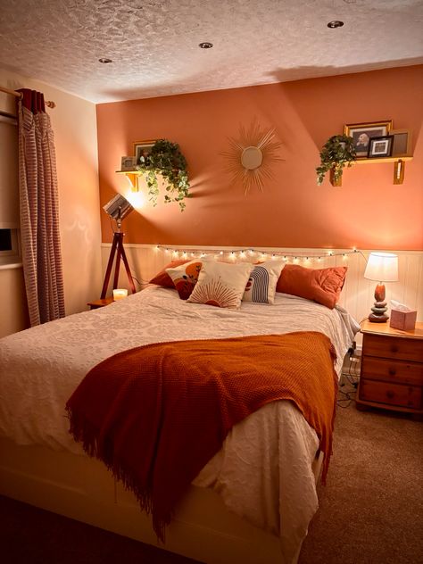 Chilled bedroom terracotta orange warm room boohoo picture frames relaxing cosy hanging plants fairy lights sun mirror lamps warmth bed Cozy Room Aesthetic Orange, Orange And White Room Ideas, Burnt Orange Bedroom Ideas Accent Walls, Girls Orange Bedroom, Orange Theme Bedroom, Rustic Orange Bedroom, Orange And White Bedroom, Orange Dorm Room, Red Dorm