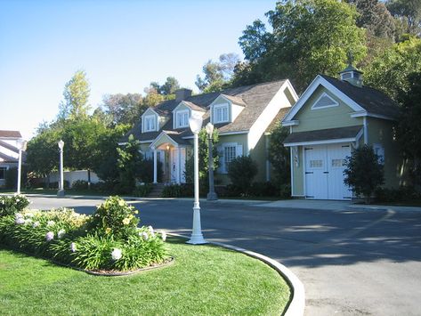 Wisteria Lane Aesthetic, Desperate Housewives Aesthetic, Wisteria Lane Houses, Lynette Desperate Housewives, Desperate Housewives House, Wisteria Lane, Downton Abbey Castle, Carlos And Gabby Desperate Housewives, Desperate Housewives Cast