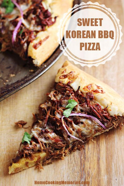 This Sweet Korean BBQ Pizza is an easy recipe that uses your slow cooker and Campbell's Slow Cooker Sauces to create a delicious shredded beef pizza topping. #ad #CampbellsSkilledSaucers Yakimeshi Recipe, Pizza Stromboli, Beef Pizza, Pizza Lasagna, Dessert Sushi, Pizza Topping, Pizza Roll, Bbq Pizza, Pizza Making