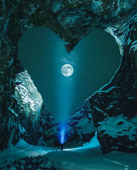 Hearts In Nature, Heart In Nature, Shoot The Moon, Moon Pictures, Moon Photography, Beautiful Moon, Alam Yang Indah, Moon Art, Moon Stars