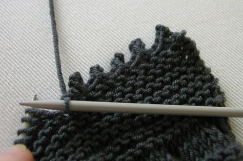 Hand Knitted Things: Picot Edge Cast Off Knitted Edging, Casting Off Knitting, Knitting Help, Knit Edge, Knitting Tutorials, Knitting Instructions, Knitting Tips, Knit Stitches, How To Purl Knit