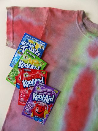 Kool-Aid Tie-Dye: 1.For every color you wish to use, put 1 package of Kool-Aid and 1 oz. vinegar in individual plastic bowls. Mix until dissolved. Kool Aid Flavors, Homemade Tie Dye, Dye Clothes, Ty Dye, Kid Friendly Crafts, Tie Dye Diy, Tie Dye Shirts, Kool Aid, Tie Dye Patterns