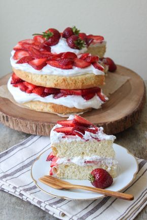 Nothing beats a good, old Victoria sponge recipe. Use fresh strawberries to give it a redder look and fruitier taste. Victoria Sponge Recipe, Delicious Strawberry Cake, Strawberry Layer Cakes, Savory Cakes, Strawberry Shortcakes, Strawberry Theme, Decorative Cakes, Cake Strawberry, Strawberry Cakes