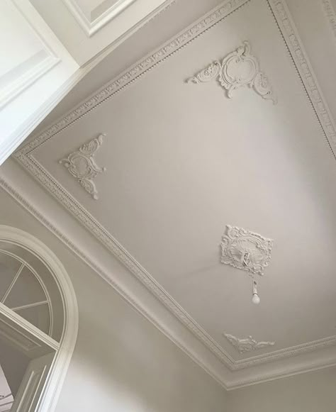 Parisian Ceiling Moulding, Minimal Ceiling Design, Apartment Monaco, Apartment Transformation, Stucco Ceiling, Wall Molding Design, Iphone Wallpaper Violet, Molding Ceiling, Ideas Habitaciones