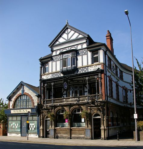 The White Hart, Alfred Gelder Street, Kingston Upon Hull, Yorkshire Oriel Window, North York Moors National Park, Hull England, Brick Siding, Kingston Upon Hull, White Hart, Tile Roof, North York Moors, British Pub