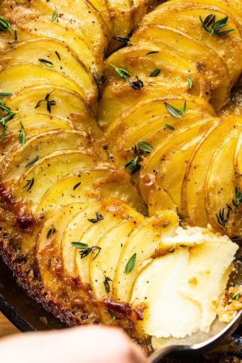 vegan potato gratin easy open Vegan Potato Gratin Recipe, Vegan Gratin Potatoes, Vegan Potato Au Gratin, Vegan Dauphinoise Potatoes, Vegan Potato Gratin, Dairy Free Potato Gratin, Vegan Gratin, Potato Gratin Easy, Thanksgiving Potatoes