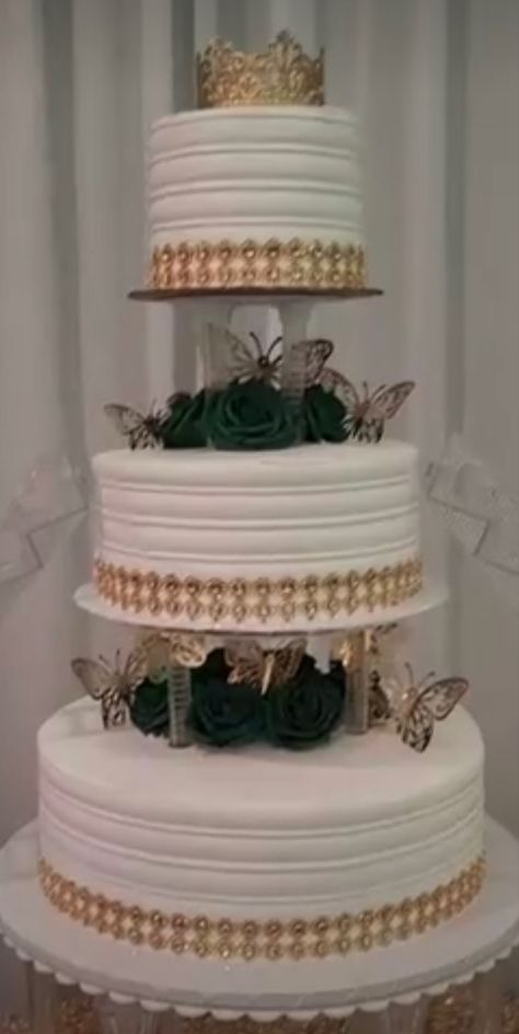 Wedding Cake Emerald Green, Enchanted Forest Cake, Emerald Green Quinceanera Theme, Green Quinceanera Theme, Red Quinceanera Ideas, Gold And White Cake, Quince Cakes, Quince Cake, Quince Themes