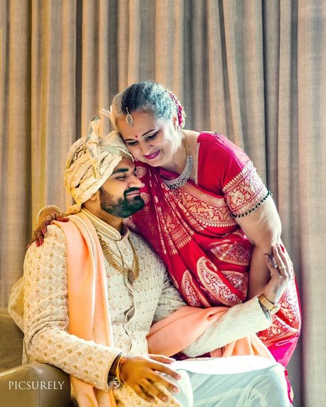 Hindu Wedding Photos, Mom Relationship, Must Have Wedding Pictures, Wedding Photography Shot List, Groomsmen Poses, Indian Wedding Poses, Wedding Outfits For Groom, Groom Photoshoot, Family Wedding Photos