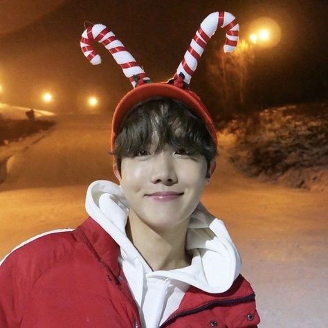 Christmas Kpop, Bts Christmas, Hope Christmas, Jhope Cute, Holiday Icon, Christmas Icons, Hoseok Bts, Bts J Hope, Christmas Aesthetic