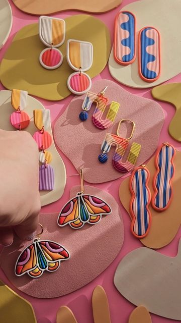 Colorful Clay Earrings, Polymer Clay Jewellery Ideas, Clay Earrings Diy Ideas, Diy Clay Jewelry, Odd Earrings, Diy Polymer Clay Earrings, Earring Clay, Homemade Earrings, Laser Cut Wood Crafts