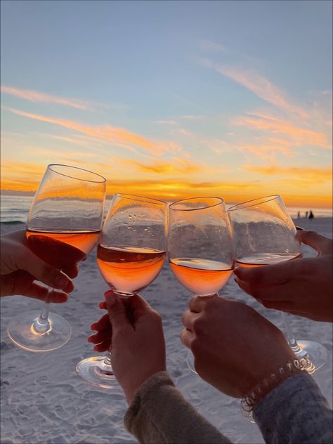 Florida | Key West | travel pic idea | Florida pic idea | beach pic idea | beach pic with friends | beach picnic | travel inspo | travel | beach picnic Beach Picnic Aesthetic Friends, Pic With Friends, Bday Picnic, Kandi Steiner, Key West Travel, Picnic Vibes, Girls Beach Trip, Beach Cups, Vision Board Pics