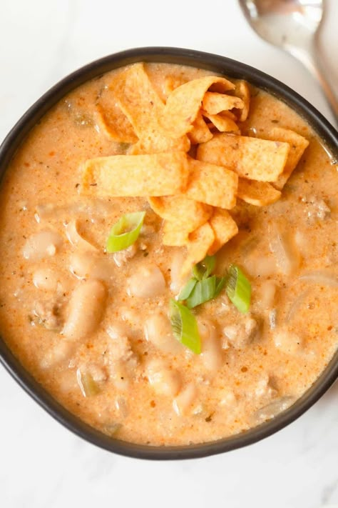 Creamy White Turkey Chili is a comforting chili recipe made with ground turkey, white beans, sour cream, and lots of cheese! Black Bean Pumpkin Chili, White Turkey Chili, Buffalo Chicken Chili, White Chili, Black Bean Chili, Pumpkin Chili, Sweet Potato Black Beans, Chili Cook Off, Beef Chili