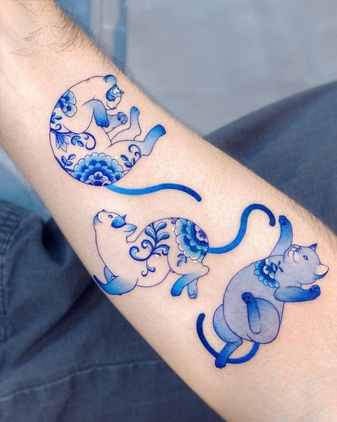 𝗘.𝗻𝗮𝗹 | Porcelain cats at play, based on the patterns of his cats 🐱💙🐱💙🐱 Thank you :) @e.nal.tattoo @vismstudio | Instagram Porcelain Tattoo, Porcelain Cats, Gothic Tattoos, Small Neck Tattoos, Tattoos Instagram, Neck Tattoos Women, Ink Spots, Clever Tattoos, Tattoo Instagram