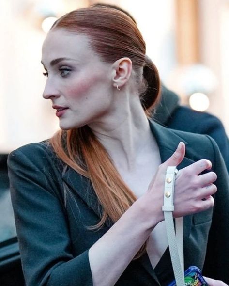 Sophie Turner Redhead, Sophie Turner Hair, Sophie Turner Red Hair, Nose Appreciation, Sophie Turner Photoshoot, Sophia Turner, Red Hair Inspo, Hollywood Actress, Sansa Stark