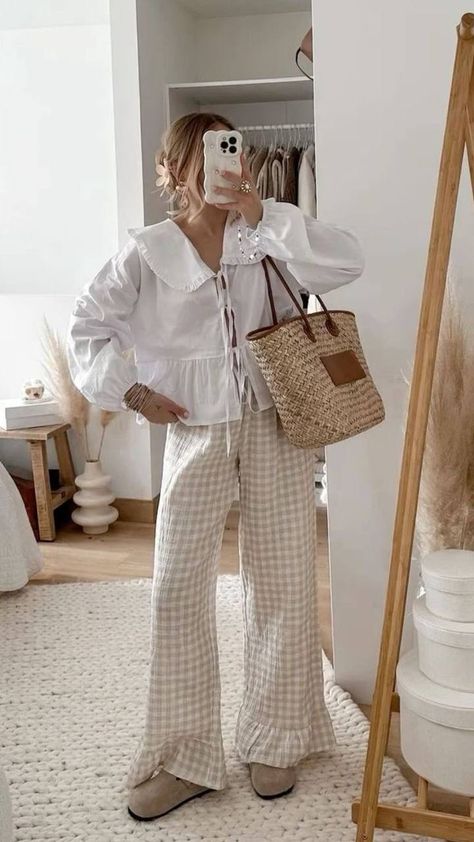 Copenhagen Blouse, Spring Fashion Aesthetic, Fashion Style Guide, Gala Outfits, Met Gala Outfits, Style Hacks, Mode Shoes, Rose Parade, Summer Holiday Outfits