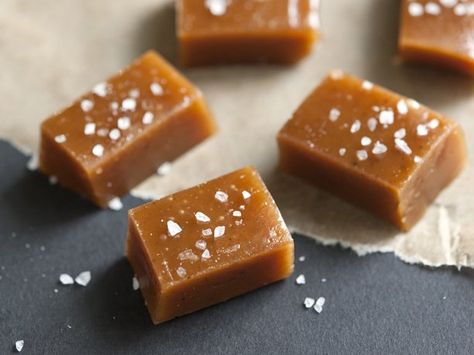 Who needs store-bought caramels when homemade is so easy? Make these in bulk for your cookie exchange or gifts for neighbors, teachers or friends. They’re the ultimate melt-in-your-mouth decadent treat, and a touch of sea salt takes them over the top. These sweets can stay in an airtight container for up a month. Caramel Candies Recipe, Salted Caramel Candy, Microwave Caramels, Salted Caramel Recipes, Salted Caramels, Apple Cider Caramels, Caramel Fudge, Caramel Candy, Caramel Recipes