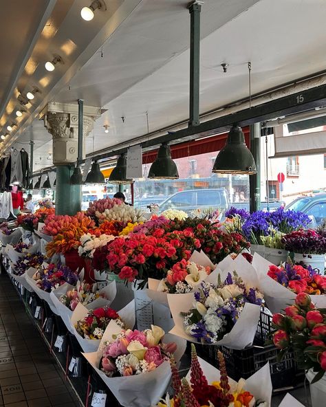 bright flowers at pikes place market aesthetic seattle washington summer Aesthetic Seattle, Pike Place Market Flowers, Pike Market Seattle Pictures, Starbucks Pike Place, Washington Summer, Pikes Place, Market Aesthetic, Seattle Pike Place Market, Seattle Pike Place