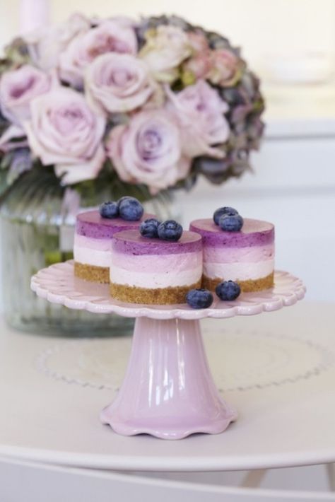 30 Lilac And Lavender Wedding Inspirational Ideas #lilacweddingideas #lavenderweddings #weddingdesserts Triple Berry Cheesecake, Peggy Porschen Cakes, Dessert Mini, Small Cakes, Berry Cheesecake, Torte Cupcake, Fancy Desserts, Mini Cheesecakes, Cupcake Cake