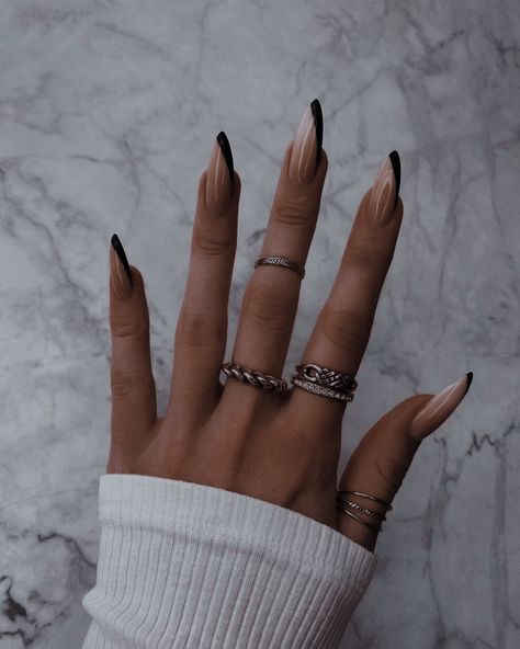 Unghie Sfumate, Nagellack Trends, Edgy Nails, Classy Acrylic Nails, Almond Nails Designs, Almond Acrylic Nails, Neutral Nails, Luxury Nails, Minimalist Nails