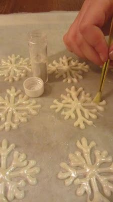 Edible Snowflakes, White Chocolate Snowflakes, Kue Fondant, Deco Cupcake, Frozen Bday Party, Frozen Themed Birthday Party, Holiday Cupcakes, Torte Cupcake, Frozen Theme