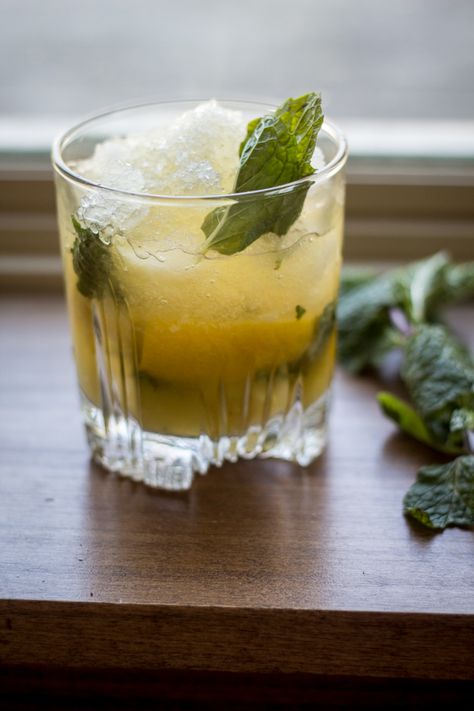 Whiskey Tasting Party, Low Calorie Alcoholic Drinks, Whiskey Drinks Recipes, Whiskey Sour Recipe, Whiskey Smash, Mint Sugar, Cocktail Recipes Whiskey, Whisky Cocktail, Whiskey Tasting