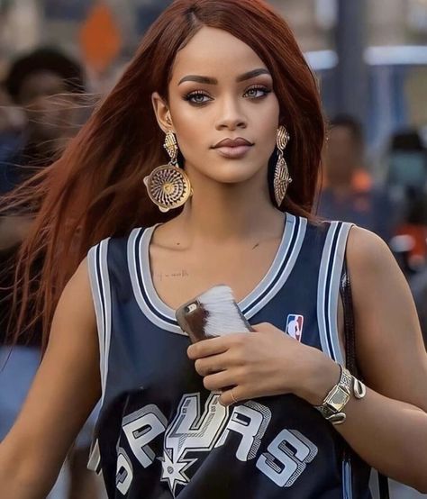 Rihanna Red Hair, Copper Brown Hair Color, Long Red Nails, Red Hair Looks, Looks Rihanna, Rihanna Hairstyles, Layered Haircuts For Medium Hair, Copper Hair Color, Haircuts For Medium Hair