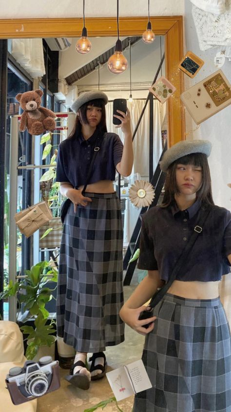 Crop top, plaid skirt, beret hat, cute outfit,cute vibe,cute Outfit With Beret Hat, Baker Hat Outfit, Outfit With Beret, Beret Hat Outfit, Cute Plaid Skirt, Cute Vibe, Hat Aesthetic, Outfit Cute, Beret Hat