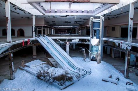 Eerie Photos of Snow Blanketing the Interior of an Abandoned Shopping Mall in Akron, Ohio Abandoned Mall, Abandoned Malls, Dead Malls, Abandoned Ruins, Abandonment Issues, Haunting Photos, Surreal Photos, Abandoned Things, Forgotten Places