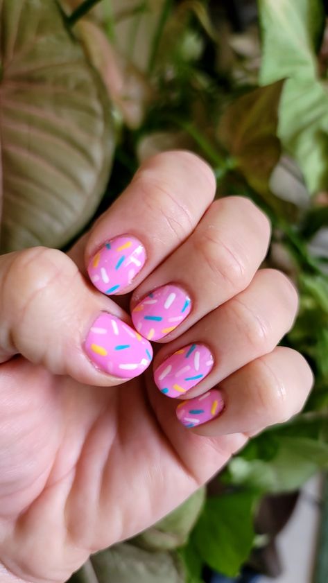 Nail art, nail designs, gel polish, short nails, donut nails Pink Sprinkle Nails, Sprinkle Nail Designs, Sprinkles Nails, Donut Nail Art, Dessert Nails, Cake Nails, Sprinkle Nails, Donut Nails, Aesthetic Nail