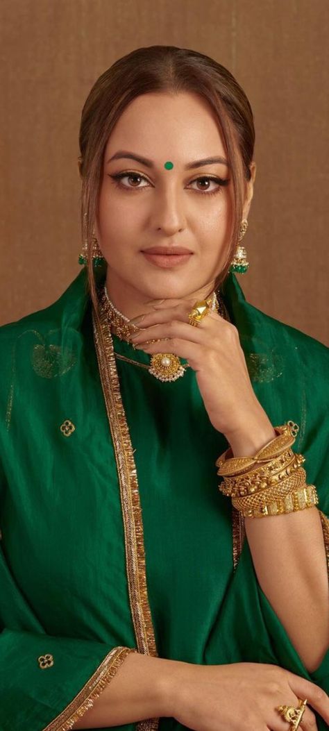 Sonakshi Sinha Face, Sonakshi Sinha Dresses, Sonakshi Sinha In Saree, Bollywood Beautiful, Rani Mukherjee, Swag Quotes, Actress Hairstyles, Sonakshi Sinha, Slick Hairstyles