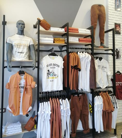 Visual Merchandising Displays Retail Focal Points, Apparel Display Ideas, Clothes Shop Ideas, Men's Clothing Store Design, Clothing Boutique Decor, Denim Display, Fashion Business Plan, Mens Boutique, Visual Merchandising Fashion