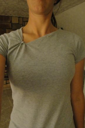 SMMARTideas: Time-Out for Mom: Knotted neckline shirt Tutorial Gamle T Shirts, Shirt Makeover, T Shirt Hacks, Shirt Tutorial, Shirt Hacks, Sewing Alterations, Sew Ins, Diy Vetement, T-shirt Refashion