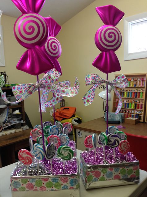 Candy box centerpieces with giant pink candy Hanging Candy Decorations, Candy Centerpieces For Party, Centerpieces With Candy, Candyland Centerpieces Ideas, Candy Centerpiece, Candy Decorations Diy, Candy Theme Birthday Party, Diy Candy Land, Candy Themed Party