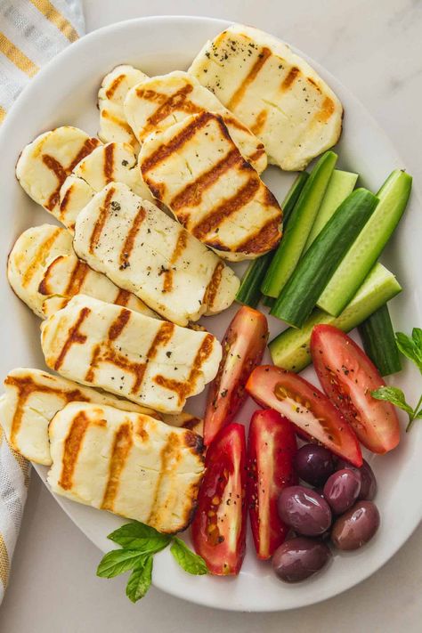 Grilled Halloumi Halloumi Cheese Recipes, Cooking Halloumi, Shrimp Boil Recipe, Vegetarian Grilling, Veggie Kabobs, Halloumi Cheese, Halloumi Salad, Grilled Halloumi, Boiled Food