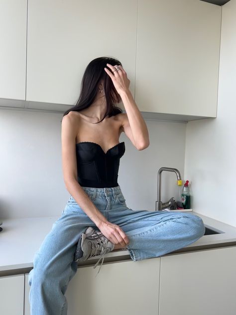 black corset top jeans outfit Corset Top And Jeans, Top Jeans Outfit, Sleeveless Corset Top, Black Corset Top, Top Jeans, Casual White Dress, Black Corset, Jean Top, Jeans Outfit