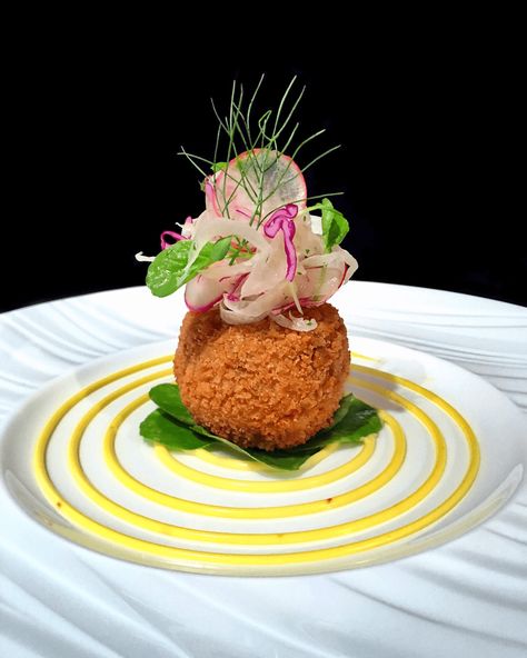 Croquettes Plating, Crab Croquettes, Fine Dining Starters, Cheesecake Cinnamon, Food Plating Design, Cinnamon Sauce, Fine Dining Plating, Pecan Butter, Chicken Croquettes