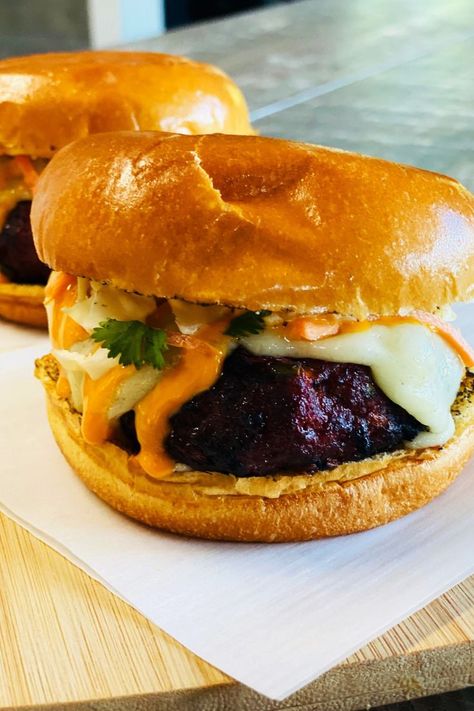 a burger with cheese and sauce on the side Outdoor Grilling Recipes, Chili Burgers, Blended Coffee Recipes, Sweet Thai Chili Sauce, Thai Burger, Sweet Thai Chili, Chili Burger, Burger Recipes Beef, Thai Chili Sauce