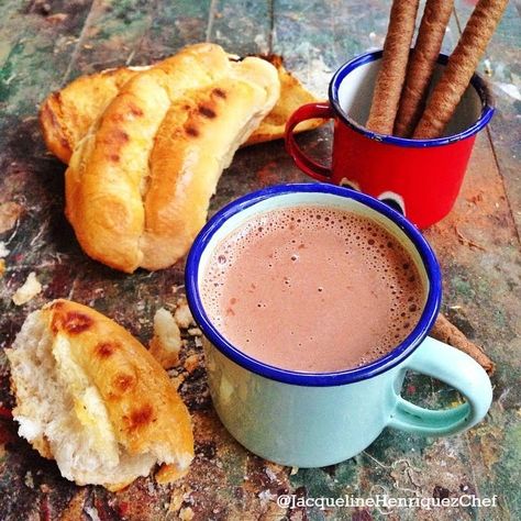 Especialmente los días lluviosos y fríos "nos quedamos en casa" y aprovechamos para preparar esas recetas que invitan a disfrutarse, como un rico chocolate con especias. La chef Jacqueline Henríquez que invitó en su cuenta de Dominicano Recipes, Chocolate Abuelita, Dominican Food, Chocolate World, Chocolate Caliente, Dinner Is Served, Chef Recipes, Morning Food, Breakfast Dishes