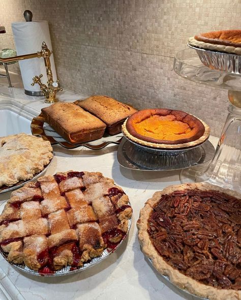 Friendsgiving Spread, Baking Portfolio, Thanksgiving Catering, Friendsgiving Dinner Party, Dinner Buffet, Thanksgiving Breakfast, Wedding Cake Cookies, Party Hosting, Thanksgiving Friendsgiving