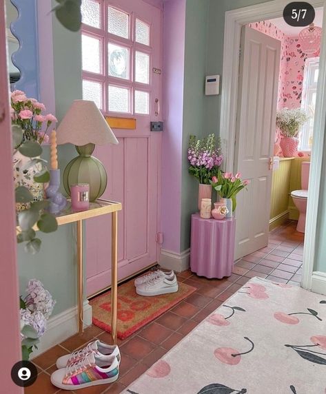 Shabby Chic Eclectic Decor, Danish Pastel Entryway, Dopamine Decor Hallway, Pastel Home Ideas, Cute Appartement Aesthetic, Pastel Entryway, Pastel House Decor, Colorful Basement, Old House Decorating