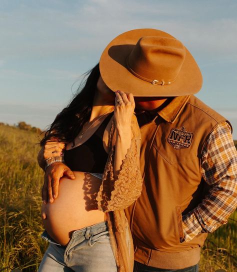 Maternity Photos With Cowboy Hat, Maternity Pictures Cowboy Boots, Lighthouse Maternity Pictures, Maternity Photography Horses, Western Maternity Pictures With Husband, Pregnant Pictures Ideas, Pregnant Cowgirl Outfits, Pregnant Western Outfits, Western Pregnancy Photoshoot