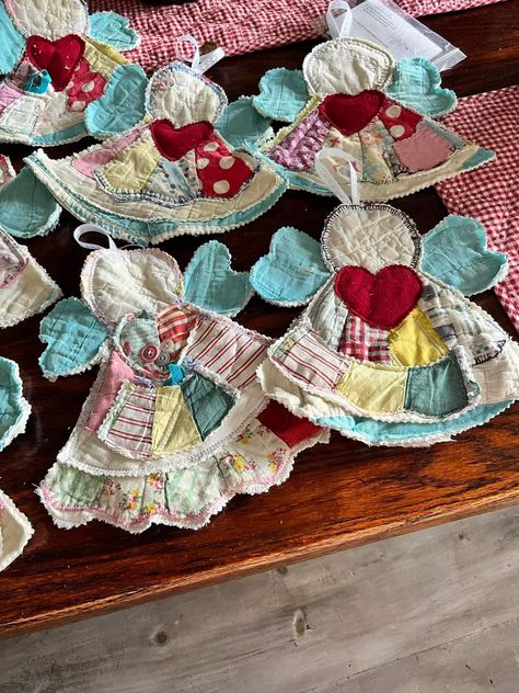 Fabric Crafts Diy, Scrap Fabric Crafts, Scrap Fabric Projects, Sewing Machine Projects, Quilted Ornaments, Quilted Christmas Ornaments, Old Quilts, Small Sewing Projects, Fabric Christmas Ornaments