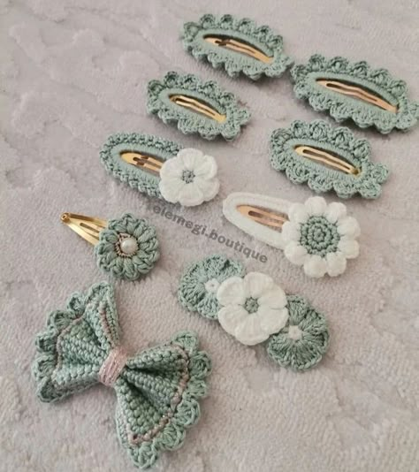 Crochet Hairband, Crochet Hair Clips, Crochet Bows, Crochet Hair Accessories, Crochet Flower Tutorial, Learn How To Crochet, Crochet Flower Patterns, Crochet Applique, Diy Crochet Projects