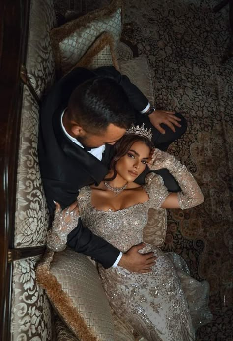 Romantic Marriage, Pose Portrait, Groom And Bride, Beaded Wedding Gowns, Wedding Portrait Poses, Wedding Photoshoot Poses, Anniversary Photoshoot, Wedding Picture Poses, Detachable Sleeves