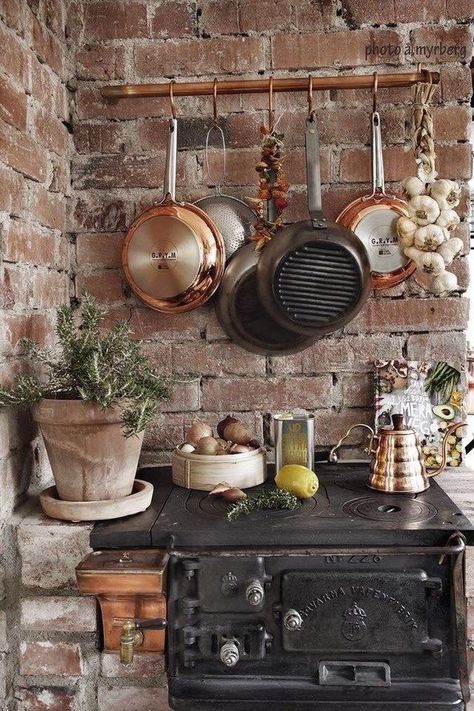 Trendy Farmhouse Kitchen, Old Stove, Deco Champetre, Rustic Country Kitchens, Brick Kitchen, Cottage Kitchens, Farmhouse Kitchen Design, Rustic Cottage, Cottage Kitchen