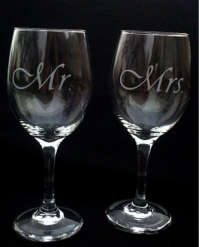 Mr. and Mrs. Wine Glass Set Glass Etching Projects, Bride And Groom Glasses, Wedding Wine Glasses, Diy Wine Glasses, Decorated Wine Glasses, Custom Wine Glasses, Wine Glass Crafts, Glass Engraving, Glitter Wine