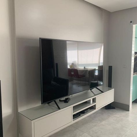 Tv Grande, Kitchen Cabinetry Design, Modern Apartment Living Room, Tv Unit Furniture Design, Tv Stand Designs, Big Tv, Living Room Tv Unit Designs, Living Room Tv Unit, Living Room Setup