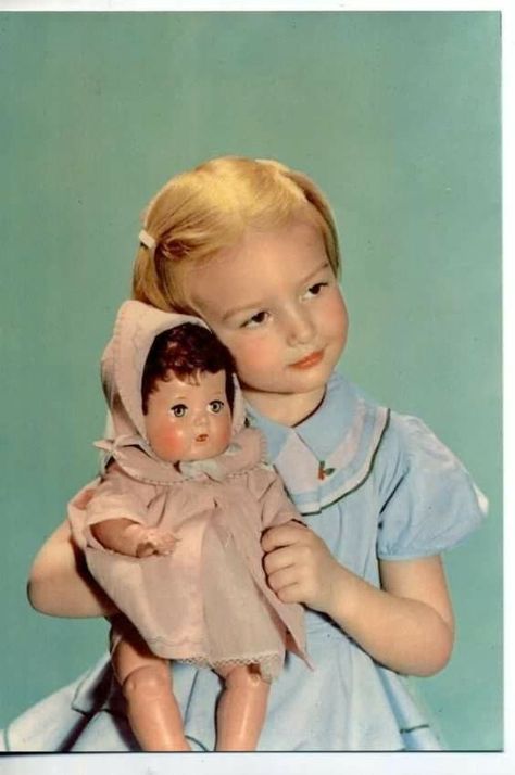 Retro Writing, Vintage Baby Pictures, Tiny Tears Doll, Vintage Children Photos, Children Images, Doll Play, Negroni, Retro Toys, Vintage Pictures